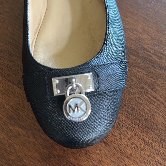 ❤️ HP ❤️ NWOT Michael Kors Black Flats with Silver Ornament - Picture 3 of 6